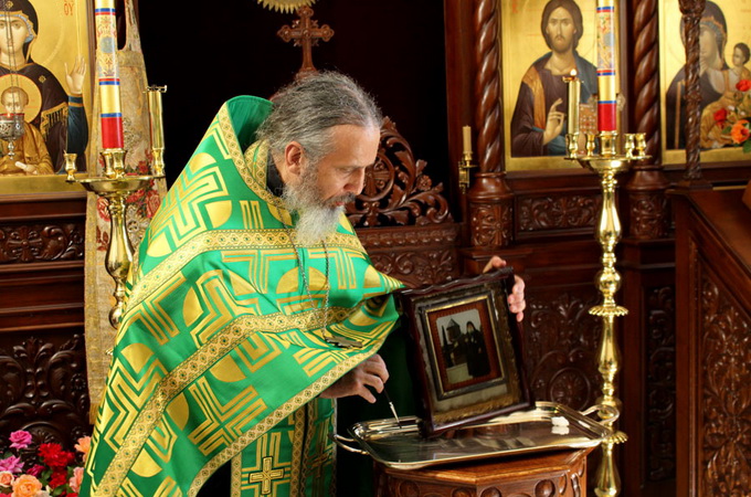 Icon myrrhs in UOC church of Kiev diocese