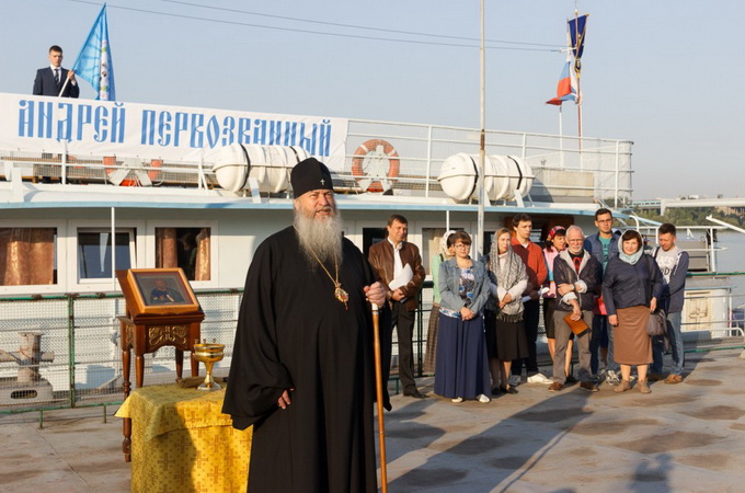 Корабель-церква надав допомогу сотням жителів віддалених поселень