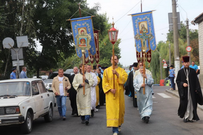 Zhytomyr faithful honor icon of the Mother of God of Podol with cross procession along the main streets of the city