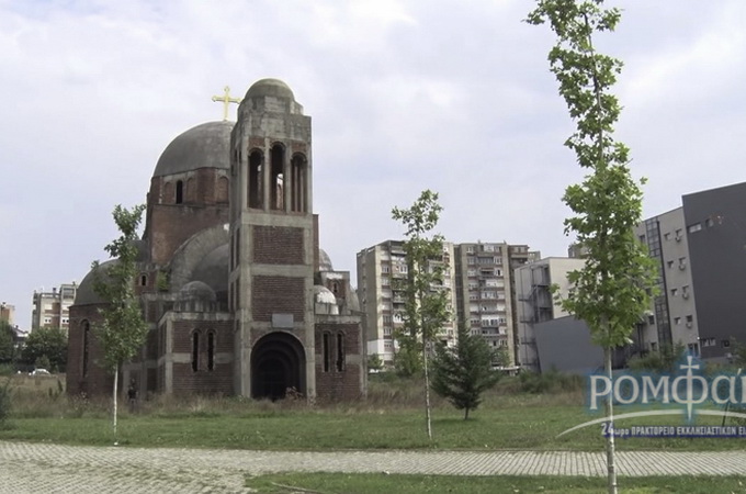 Kosovo police prevent Serbs from cleaning inside desecrated church (VIDEO)