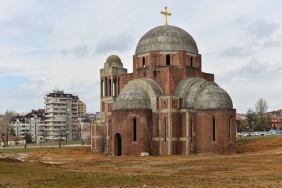 Студенты-албанцы требуют снести собор Христа Спасителя в Приштине