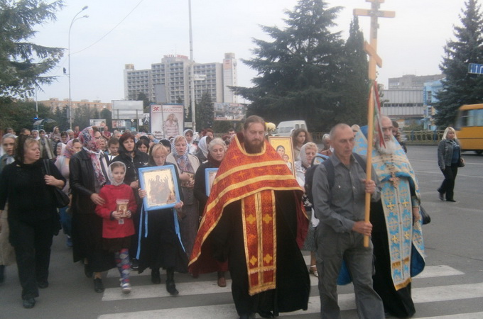 Віруючі пройшли молитовною Хресніою ходою навколо Ужгорода (ФОТО)