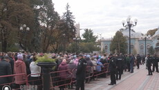 Более 1 000 прихожан УПЦ пришли с молитвой к Верховной Раде (ВИДЕО)