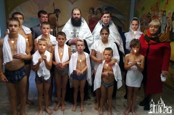 В Сєвєродонецькій єпархії УПЦ хрестили дев'ятьох сиріт-переселенців