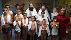 В Сєвєродонецькій єпархії УПЦ хрестили дев'ятьох сиріт-переселенців