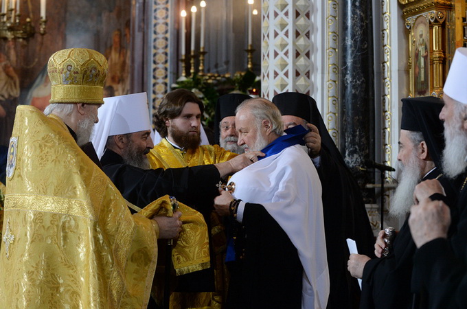 Предстоятель УПЦ вручив Патріарху Кирилу вищий орден Руської Церкви