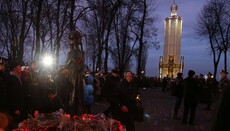 В Киеве жертв голодомора помянули в молитвах минутой молчания и зажженными свечами