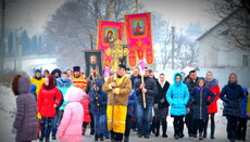 Виселені розкольниками віряни УПЦ заклали фундамент нової церкви у Рачині