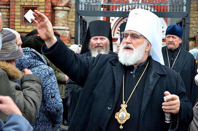 Предстоятель Белорусской Церкви выступил против запрета для медиков носить крестики