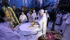 На Богоявление верующие Святогорской Лавры пришли к водам Северского Донца и выпустили в небо голубей (ФОТО, ВИДЕО)