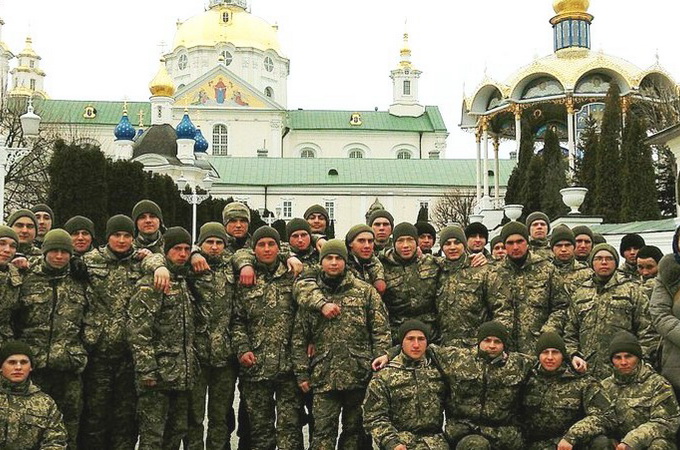 Украинские военные поклонились святыням Почаевской Лавры