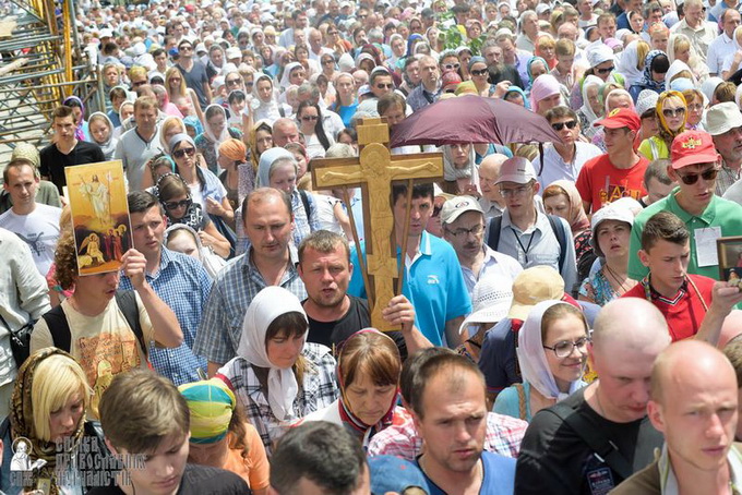 Торжество живых среди  кладбища умерших