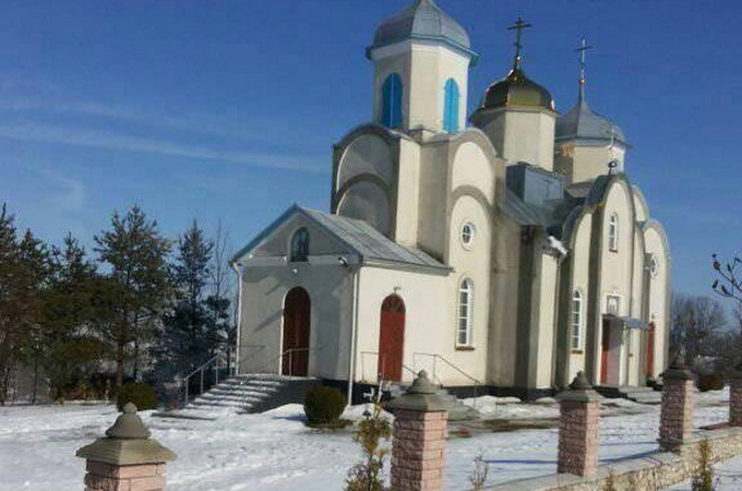 Розкольники села Кинахівці не змогли захопити храм, але обіцяли повернутись