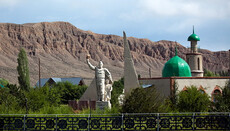 На Киргизьких кладовищах християн від мусульман «відгородять» кущами