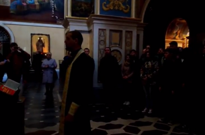 Киевский патриархат и «волонтеры» заняли Успенский собор Лавры и провели 15-минутную «службу»