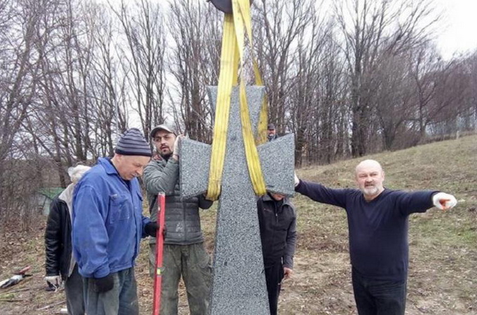 Флешбек: біля Рівного освятили 6-тонний хрест Саші Білому замість підірваного