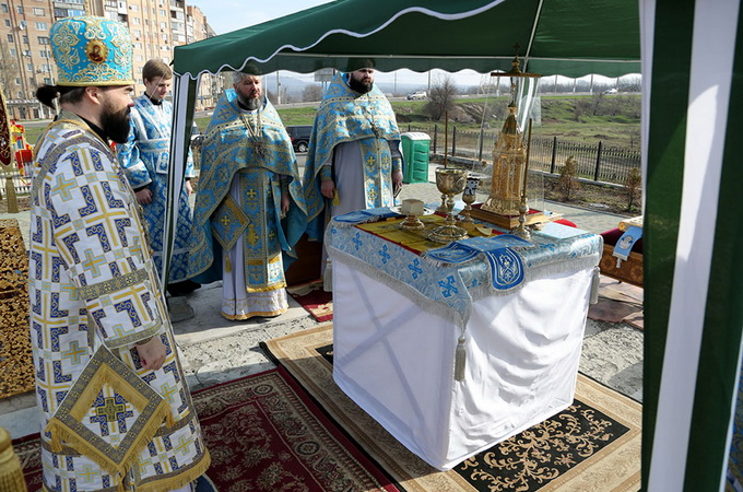 Gorlovka believers of UOC pray on the site of the church destroyed by shelling