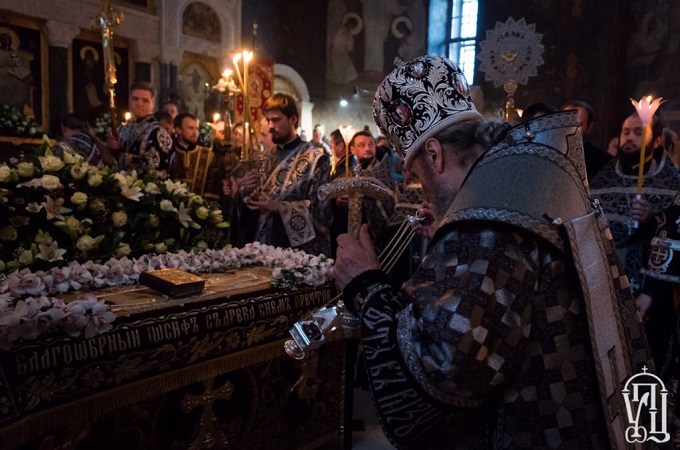 Блаженнейший Онуфрий возглавил утреню с чином погребения Плащаницы (ФОТО)