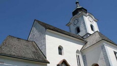 В австрийской церкви произошел скандал из-за изображения распятой женщины