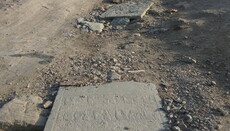 У Кам'янці-Подільському дорогу замостили плитами з могил