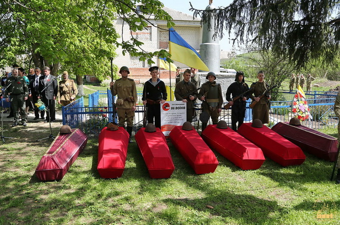 Монахи Святогірської Лаври перепоховали воїнів Великої Вітчизняної війни