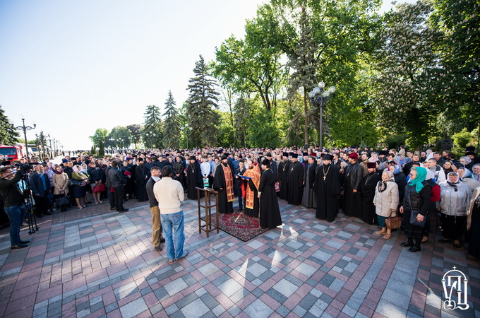 На молитовне стояння біля стін Ради зібралися більше десяти тисяч віруючих