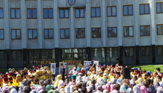 Прихожане и духовенство Волынской епархии УПЦ совершили молитвенное стояние в Луцке (ФОТО)
