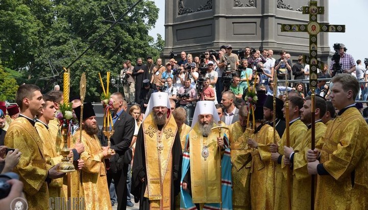 У кого де «керівний центр»?