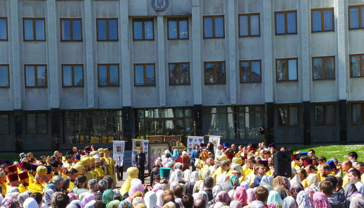 Парафіяни та духовенство Волинської єпархії УПЦ звершили молитовне стояння в Луцьку (ФОТО)