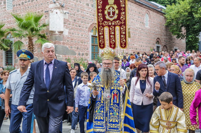 Віряни Болгарії молитовно зустрічають Богородичні святині (ФОТО)