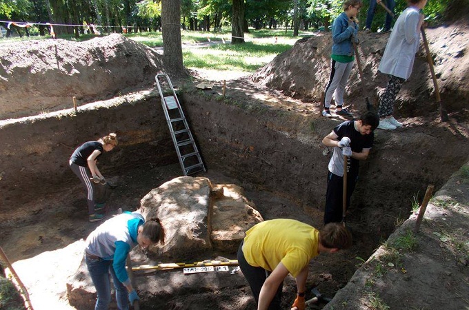 На території монастирського подвір'я у Чернігові знайшли унікальну піч