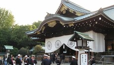 Японські депутати помолилися духам воїнів у мілітаристському храмі