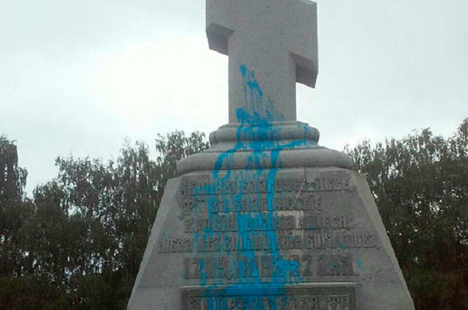 Невідомі облили фарбою пам'ятник Петру І в Полтаві