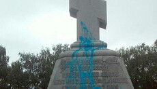 Невідомі облили фарбою пам'ятник Петру І в Полтаві