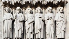 В США католическая школа сбрасывает статуи святых с фасада