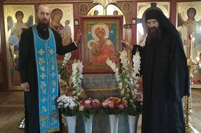 Афонські монахи передали лікарняному храму в Києві список чудотворної ікони