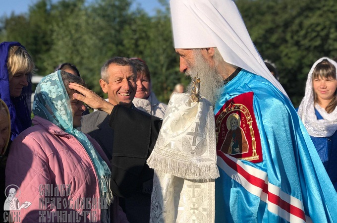 У громади Катеринівки, чий храм захопили розкольники, тепер нова церква (ФОТО)