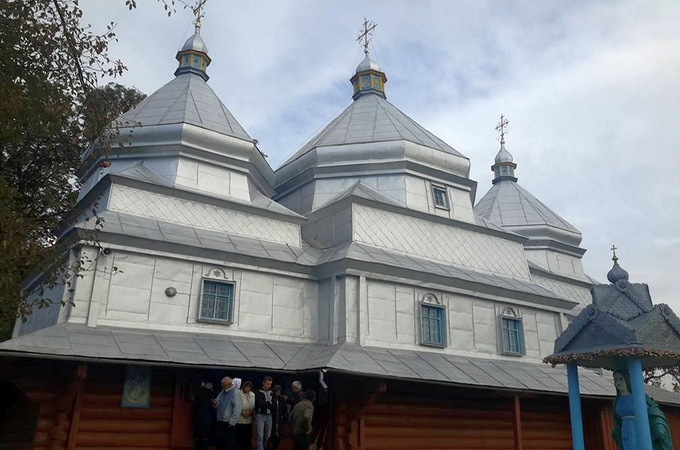 В Івано-Франківській області громаду УПЦ намагаються насильно перевести в розкол (ВІДЕО)