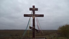 На трассе Киев-Чоп вандалы разломали распятие на поклонном кресте