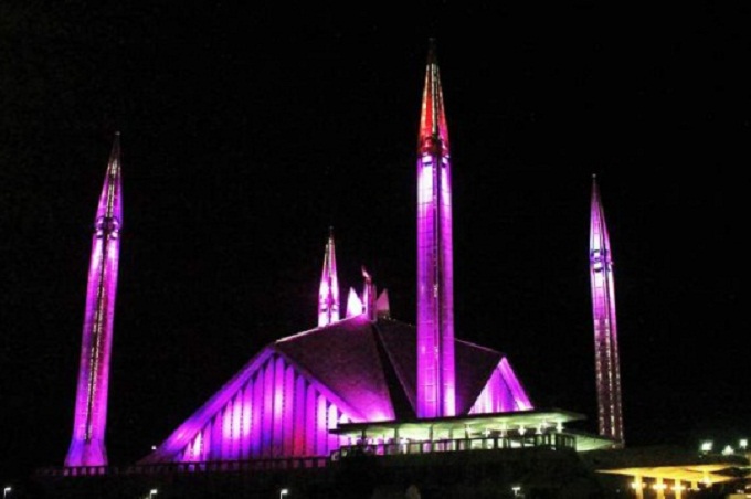 Мечеть в Пакистане подсветили розовым цветом в знак поддержки женщин