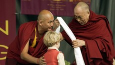 Личного помощника Далай-ламы отстранили по обвинению в коррупции