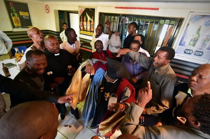 В ЮАР основали «церковь выпивки»: женщин туда не пускают