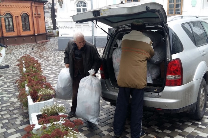 Парафіяни УПЦ з Києва передали дітям сходу України одяг та канцтовари