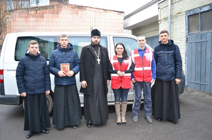 Священник Волынской епархии присоединился к миссии Красного Креста в Луцке