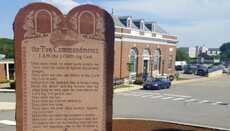 Памятник 10 заповедям в США обставят флагами «гордости» и «атеизма»