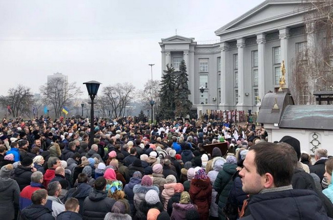 Из-за угроз радикалов молитвенное стояние в Десятинном длилось всю ночь