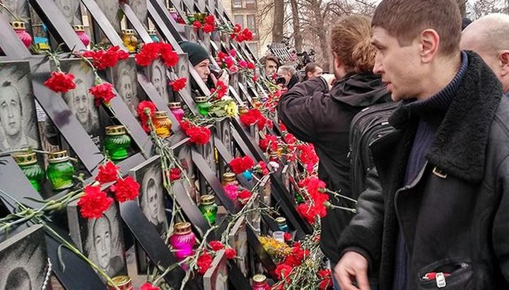 Пам'ятна плита на алеї Героїв Небесної Сотні в Києві