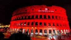 Римский Колизей подсветили в цвет крови в память о христианских мучениках