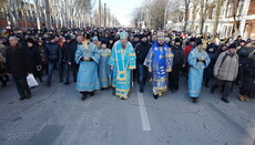 8000 верующих прошли крестным ходом по улицам Запорожья