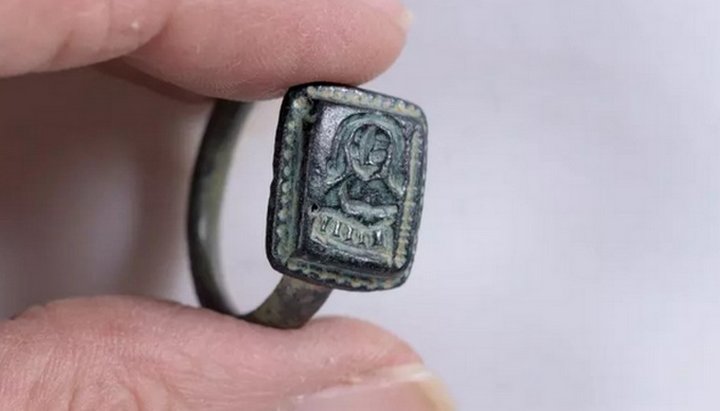 700-летнее кольцо с ликом святого Николая, которое было найдено
